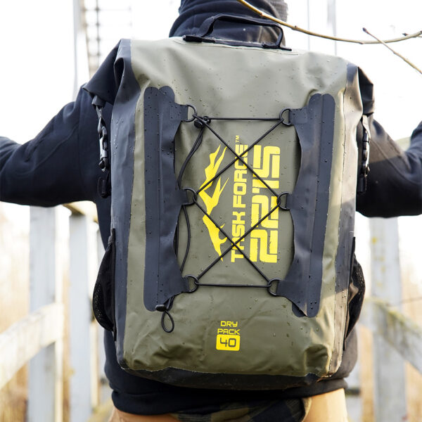 351742 TF 2215 Wolf River Drybag 40L2 <big>De TF-2215 Wolf River drybag Groen is een stevige waterdichte rugzak speciaal ontworpen voor uitdagende outdoor activiteiten waarbij water een rol speelt. De tas heeft een ruime inhoud van 40 liter en draagt comfortabel dankzij de gepolsterde rugpadding, ergonomische schouderriemen en heup/borstriem.</big> Perfect voor outdoor activiteiten als kayakken, raften, wintersport, bushcraft of trekking. De inhoud van de tas blijft droog dankzij het waterdichte pvc-materiaal met gesealde naden en het functionele sluitsysteem. <strong>Eigenschappen:</strong> <ul> <li><big>Elastiek koorden aan de voorzijde om accessoires onder te bevestigen</big></li> <li><big>Voorzien van kwalitatieve ITW gespen met nylon webbing</big></li> <li><big>Mesh opbervak aan beide zijden van de tas. (Voor bijv. Drinkfles)</big></li> <li><big>Verstevigd handvat</big></li> <li><big>Gepolsterde rugpadding</big></li> <li><big>Ergonomische schouderriemen</big></li> <li><big>Sternum strap met noodfluitje en reflecterend logo</big></li> <li><big>Verstelbare heupriem</big></li> <li><big>Functioneel sluitsysteem om de tas waterdicht te maken</big></li> </ul> <big><strong>Afmetingen:</strong> 52 x 33 x 23cm (gesloten rugzak) <strong>Inhoud:</strong> 40 liter</big> <strong>Waterdichtheid:</strong> Bestand tegen spatwater en kortstondig onderdompelen. Geschikt voor outdoor activiteiten als Motorrijden, Kajakken, Raften, Varen, Wandelen, Kamperen, Vissen, Wintersport, Kanoën etc. <strong>Sluitsysteem:</strong> Om een goede waterdichtheid te verzekeren: Sluit de opening van de tas en rol deze 2 tot 3 keer om, bevestig hierna de buckle sluiting. <strong><em>Let op! Het is niet de bedoeling dat de tas met opzet onderwater wordt gehouden. Niet geschikt om mee te duiken etc.</em></strong> <table class="table table-striped"> <tbody> <tr> <td>Materiaal</td> <td>100% PVC / 100% nylon webbing</td> </tr> </tbody> </table> https://youtu.be/S2xPhELOmUs