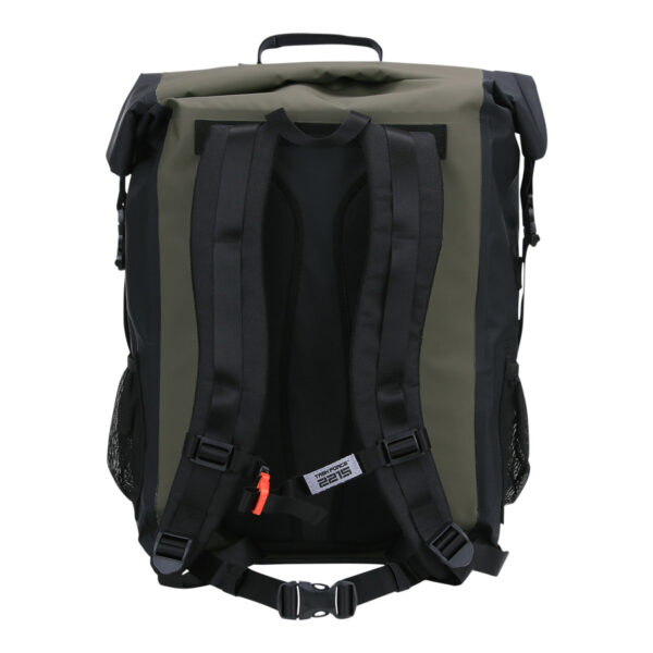 351742 TF 2215 Wolf River Drybag 40L4 <big>De TF-2215 Wolf River drybag Groen is een stevige waterdichte rugzak speciaal ontworpen voor uitdagende outdoor activiteiten waarbij water een rol speelt. De tas heeft een ruime inhoud van 40 liter en draagt comfortabel dankzij de gepolsterde rugpadding, ergonomische schouderriemen en heup/borstriem.</big> Perfect voor outdoor activiteiten als kayakken, raften, wintersport, bushcraft of trekking. De inhoud van de tas blijft droog dankzij het waterdichte pvc-materiaal met gesealde naden en het functionele sluitsysteem. <strong>Eigenschappen:</strong> <ul> <li><big>Elastiek koorden aan de voorzijde om accessoires onder te bevestigen</big></li> <li><big>Voorzien van kwalitatieve ITW gespen met nylon webbing</big></li> <li><big>Mesh opbervak aan beide zijden van de tas. (Voor bijv. Drinkfles)</big></li> <li><big>Verstevigd handvat</big></li> <li><big>Gepolsterde rugpadding</big></li> <li><big>Ergonomische schouderriemen</big></li> <li><big>Sternum strap met noodfluitje en reflecterend logo</big></li> <li><big>Verstelbare heupriem</big></li> <li><big>Functioneel sluitsysteem om de tas waterdicht te maken</big></li> </ul> <big><strong>Afmetingen:</strong> 52 x 33 x 23cm (gesloten rugzak) <strong>Inhoud:</strong> 40 liter</big> <strong>Waterdichtheid:</strong> Bestand tegen spatwater en kortstondig onderdompelen. Geschikt voor outdoor activiteiten als Motorrijden, Kajakken, Raften, Varen, Wandelen, Kamperen, Vissen, Wintersport, Kanoën etc. <strong>Sluitsysteem:</strong> Om een goede waterdichtheid te verzekeren: Sluit de opening van de tas en rol deze 2 tot 3 keer om, bevestig hierna de buckle sluiting. <strong><em>Let op! Het is niet de bedoeling dat de tas met opzet onderwater wordt gehouden. Niet geschikt om mee te duiken etc.</em></strong> <table class="table table-striped"> <tbody> <tr> <td>Materiaal</td> <td>100% PVC / 100% nylon webbing</td> </tr> </tbody> </table> https://youtu.be/S2xPhELOmUs