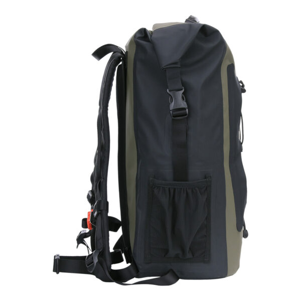 351742 TF 2215 Wolf River Drybag 40L5 <big>De TF-2215 Wolf River drybag Groen is een stevige waterdichte rugzak speciaal ontworpen voor uitdagende outdoor activiteiten waarbij water een rol speelt. De tas heeft een ruime inhoud van 40 liter en draagt comfortabel dankzij de gepolsterde rugpadding, ergonomische schouderriemen en heup/borstriem.</big> Perfect voor outdoor activiteiten als kayakken, raften, wintersport, bushcraft of trekking. De inhoud van de tas blijft droog dankzij het waterdichte pvc-materiaal met gesealde naden en het functionele sluitsysteem. <strong>Eigenschappen:</strong> <ul> <li><big>Elastiek koorden aan de voorzijde om accessoires onder te bevestigen</big></li> <li><big>Voorzien van kwalitatieve ITW gespen met nylon webbing</big></li> <li><big>Mesh opbervak aan beide zijden van de tas. (Voor bijv. Drinkfles)</big></li> <li><big>Verstevigd handvat</big></li> <li><big>Gepolsterde rugpadding</big></li> <li><big>Ergonomische schouderriemen</big></li> <li><big>Sternum strap met noodfluitje en reflecterend logo</big></li> <li><big>Verstelbare heupriem</big></li> <li><big>Functioneel sluitsysteem om de tas waterdicht te maken</big></li> </ul> <big><strong>Afmetingen:</strong> 52 x 33 x 23cm (gesloten rugzak) <strong>Inhoud:</strong> 40 liter</big> <strong>Waterdichtheid:</strong> Bestand tegen spatwater en kortstondig onderdompelen. Geschikt voor outdoor activiteiten als Motorrijden, Kajakken, Raften, Varen, Wandelen, Kamperen, Vissen, Wintersport, Kanoën etc. <strong>Sluitsysteem:</strong> Om een goede waterdichtheid te verzekeren: Sluit de opening van de tas en rol deze 2 tot 3 keer om, bevestig hierna de buckle sluiting. <strong><em>Let op! Het is niet de bedoeling dat de tas met opzet onderwater wordt gehouden. Niet geschikt om mee te duiken etc.</em></strong> <table class="table table-striped"> <tbody> <tr> <td>Materiaal</td> <td>100% PVC / 100% nylon webbing</td> </tr> </tbody> </table> https://youtu.be/S2xPhELOmUs