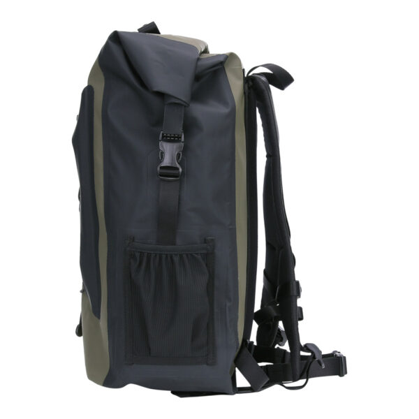 351742 TF 2215 Wolf River Drybag 40L6 <big>De TF-2215 Wolf River drybag Groen is een stevige waterdichte rugzak speciaal ontworpen voor uitdagende outdoor activiteiten waarbij water een rol speelt. De tas heeft een ruime inhoud van 40 liter en draagt comfortabel dankzij de gepolsterde rugpadding, ergonomische schouderriemen en heup/borstriem.</big> Perfect voor outdoor activiteiten als kayakken, raften, wintersport, bushcraft of trekking. De inhoud van de tas blijft droog dankzij het waterdichte pvc-materiaal met gesealde naden en het functionele sluitsysteem. <strong>Eigenschappen:</strong> <ul> <li><big>Elastiek koorden aan de voorzijde om accessoires onder te bevestigen</big></li> <li><big>Voorzien van kwalitatieve ITW gespen met nylon webbing</big></li> <li><big>Mesh opbervak aan beide zijden van de tas. (Voor bijv. Drinkfles)</big></li> <li><big>Verstevigd handvat</big></li> <li><big>Gepolsterde rugpadding</big></li> <li><big>Ergonomische schouderriemen</big></li> <li><big>Sternum strap met noodfluitje en reflecterend logo</big></li> <li><big>Verstelbare heupriem</big></li> <li><big>Functioneel sluitsysteem om de tas waterdicht te maken</big></li> </ul> <big><strong>Afmetingen:</strong> 52 x 33 x 23cm (gesloten rugzak) <strong>Inhoud:</strong> 40 liter</big> <strong>Waterdichtheid:</strong> Bestand tegen spatwater en kortstondig onderdompelen. Geschikt voor outdoor activiteiten als Motorrijden, Kajakken, Raften, Varen, Wandelen, Kamperen, Vissen, Wintersport, Kanoën etc. <strong>Sluitsysteem:</strong> Om een goede waterdichtheid te verzekeren: Sluit de opening van de tas en rol deze 2 tot 3 keer om, bevestig hierna de buckle sluiting. <strong><em>Let op! Het is niet de bedoeling dat de tas met opzet onderwater wordt gehouden. Niet geschikt om mee te duiken etc.</em></strong> <table class="table table-striped"> <tbody> <tr> <td>Materiaal</td> <td>100% PVC / 100% nylon webbing</td> </tr> </tbody> </table> https://youtu.be/S2xPhELOmUs