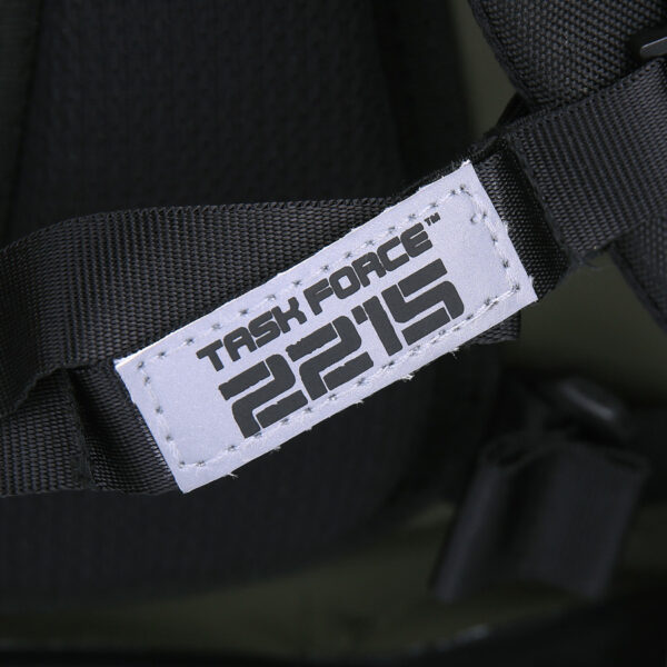 351742 TF 2215 Wolf River Drybag 40L8 <big>De TF-2215 Wolf River drybag Groen is een stevige waterdichte rugzak speciaal ontworpen voor uitdagende outdoor activiteiten waarbij water een rol speelt. De tas heeft een ruime inhoud van 40 liter en draagt comfortabel dankzij de gepolsterde rugpadding, ergonomische schouderriemen en heup/borstriem.</big> Perfect voor outdoor activiteiten als kayakken, raften, wintersport, bushcraft of trekking. De inhoud van de tas blijft droog dankzij het waterdichte pvc-materiaal met gesealde naden en het functionele sluitsysteem. <strong>Eigenschappen:</strong> <ul> <li><big>Elastiek koorden aan de voorzijde om accessoires onder te bevestigen</big></li> <li><big>Voorzien van kwalitatieve ITW gespen met nylon webbing</big></li> <li><big>Mesh opbervak aan beide zijden van de tas. (Voor bijv. Drinkfles)</big></li> <li><big>Verstevigd handvat</big></li> <li><big>Gepolsterde rugpadding</big></li> <li><big>Ergonomische schouderriemen</big></li> <li><big>Sternum strap met noodfluitje en reflecterend logo</big></li> <li><big>Verstelbare heupriem</big></li> <li><big>Functioneel sluitsysteem om de tas waterdicht te maken</big></li> </ul> <big><strong>Afmetingen:</strong> 52 x 33 x 23cm (gesloten rugzak) <strong>Inhoud:</strong> 40 liter</big> <strong>Waterdichtheid:</strong> Bestand tegen spatwater en kortstondig onderdompelen. Geschikt voor outdoor activiteiten als Motorrijden, Kajakken, Raften, Varen, Wandelen, Kamperen, Vissen, Wintersport, Kanoën etc. <strong>Sluitsysteem:</strong> Om een goede waterdichtheid te verzekeren: Sluit de opening van de tas en rol deze 2 tot 3 keer om, bevestig hierna de buckle sluiting. <strong><em>Let op! Het is niet de bedoeling dat de tas met opzet onderwater wordt gehouden. Niet geschikt om mee te duiken etc.</em></strong> <table class="table table-striped"> <tbody> <tr> <td>Materiaal</td> <td>100% PVC / 100% nylon webbing</td> </tr> </tbody> </table> https://youtu.be/S2xPhELOmUs