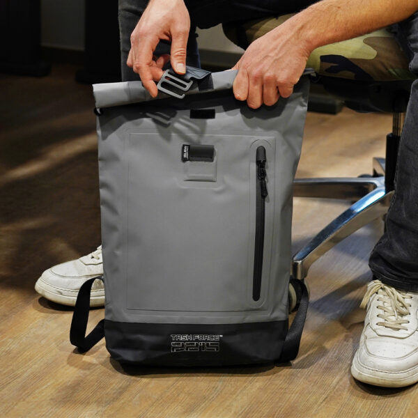 351743 TF 2215 Urban Creek Drybag 18L6 <strong>TF-2215 Urban Creek Drybag 18L – Waterdichte Rugtas met Stijl</strong> De <strong>TF-2215 Urban Creek Drybag 18L</strong> is de perfecte combinatie van functionaliteit, duurzaamheid en stijl. Deze trendy <strong>urban style rugtas</strong> is ideaal voor regenachtige dagen en outdooractiviteiten waarbij water een rol speelt. Dankzij het <strong>waterdichte PVC-materiaal</strong>, de <strong>gesealde naden</strong> en het innovatieve <strong>sluitsysteem</strong>, blijft de inhoud van je tas droog, zelfs in de meest uitdagende omstandigheden. <table class="table table-striped"> <tbody> <tr> <td>Materiaal</td> <td>100% PVC / 100% nylon webbing</td> </tr> </tbody> </table> https://youtu.be/S2xPhELOmUs