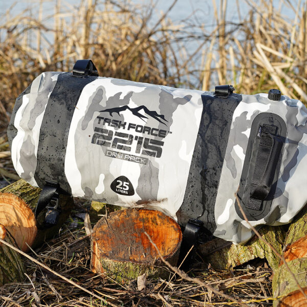 353615 TF 2215 Mohawk Drybag 25L1 <big>De TF-2215 Mohawk drybag Urban is een stevige waterdichte duffel bag speciaal ontworpen voor uitdagende outdoor activiteiten waarbij water een rol speelt.</big> Deze waterdichte duffel neem je makkelijk mee dankzij het stevige handvat. Ook is deze tas makkelijk te bevestigen op bijv. een andere tas of op een motor dankzij de diverse bijgeleverde bevestigingsriemen. De drybag is perfect voor sporten als kayakken, raften, zeilen, duiken en andere outdoor activiteiten. O.a. voorzien van een ventilatiesysteem om lucht uit de tas te laten lopen. De inhoud van de tas blijft droog dankzij het waterdichte pvc-materiaal met gesealde naden en het functionele sluitsysteem. <strong>Eigenschappen:</strong> <ul> <li><big>Diverse bevestigingsriemen met kwalitatieve ITW buckles en D-rings</big></li> <li><big>Verstevigd handvat</big></li> <li><big>Voorzien van ventilatiesysteem om lucht uit de tas te laten lopen</big></li> <li><big>Handig sluitsysteem om de tas waterdicht te maken</big></li> </ul> <big><strong>Afmetingen:</strong> 50 x 23 x 23cm (gesloten tas) <strong>Inhoud:</strong> 25 liter</big> <strong>Waterdichtheid:</strong> Bestand tegen spatwater en kortstondig onderdompelen. Geschikt voor outdoor activiteiten als Motorrijden, Kajakken, Raften, Varen, Wandelen, Kamperen, Vissen, Wintersport, Kanoën etc. <strong>Sluitsysteem:</strong> Om een goede waterdichtheid te verzekeren: Sluit de opening van de tas en rol deze 2 tot 3 keer om, bevestig hierna de buckle sluiting. <strong><em>Let op! Het is niet de bedoeling dat de tas met opzet onderwater wordt gehouden. Niet geschikt om mee te duiken etc.</em></strong> <table class="table table-striped"> <tbody> <tr> <td>Materiaal</td> <td>100% PVC</td> </tr> </tbody> </table> https://youtu.be/S2xPhELOmUs
