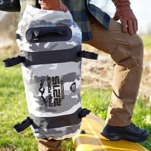 353615 TF 2215 Mohawk Drybag 25L3 <big>De TF-2215 Mohawk drybag Urban is een stevige waterdichte duffel bag speciaal ontworpen voor uitdagende outdoor activiteiten waarbij water een rol speelt.</big> Deze waterdichte duffel neem je makkelijk mee dankzij het stevige handvat. Ook is deze tas makkelijk te bevestigen op bijv. een andere tas of op een motor dankzij de diverse bijgeleverde bevestigingsriemen. De drybag is perfect voor sporten als kayakken, raften, zeilen, duiken en andere outdoor activiteiten. O.a. voorzien van een ventilatiesysteem om lucht uit de tas te laten lopen. De inhoud van de tas blijft droog dankzij het waterdichte pvc-materiaal met gesealde naden en het functionele sluitsysteem. <strong>Eigenschappen:</strong> <ul> <li><big>Diverse bevestigingsriemen met kwalitatieve ITW buckles en D-rings</big></li> <li><big>Verstevigd handvat</big></li> <li><big>Voorzien van ventilatiesysteem om lucht uit de tas te laten lopen</big></li> <li><big>Handig sluitsysteem om de tas waterdicht te maken</big></li> </ul> <big><strong>Afmetingen:</strong> 50 x 23 x 23cm (gesloten tas) <strong>Inhoud:</strong> 25 liter</big> <strong>Waterdichtheid:</strong> Bestand tegen spatwater en kortstondig onderdompelen. Geschikt voor outdoor activiteiten als Motorrijden, Kajakken, Raften, Varen, Wandelen, Kamperen, Vissen, Wintersport, Kanoën etc. <strong>Sluitsysteem:</strong> Om een goede waterdichtheid te verzekeren: Sluit de opening van de tas en rol deze 2 tot 3 keer om, bevestig hierna de buckle sluiting. <strong><em>Let op! Het is niet de bedoeling dat de tas met opzet onderwater wordt gehouden. Niet geschikt om mee te duiken etc.</em></strong> <table class="table table-striped"> <tbody> <tr> <td>Materiaal</td> <td>100% PVC</td> </tr> </tbody> </table> https://youtu.be/S2xPhELOmUs