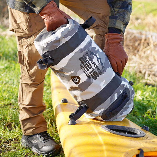 353615 TF 2215 Mohawk Drybag 25L5 <big>De TF-2215 Mohawk drybag Urban is een stevige waterdichte duffel bag speciaal ontworpen voor uitdagende outdoor activiteiten waarbij water een rol speelt.</big> Deze waterdichte duffel neem je makkelijk mee dankzij het stevige handvat. Ook is deze tas makkelijk te bevestigen op bijv. een andere tas of op een motor dankzij de diverse bijgeleverde bevestigingsriemen. De drybag is perfect voor sporten als kayakken, raften, zeilen, duiken en andere outdoor activiteiten. O.a. voorzien van een ventilatiesysteem om lucht uit de tas te laten lopen. De inhoud van de tas blijft droog dankzij het waterdichte pvc-materiaal met gesealde naden en het functionele sluitsysteem. <strong>Eigenschappen:</strong> <ul> <li><big>Diverse bevestigingsriemen met kwalitatieve ITW buckles en D-rings</big></li> <li><big>Verstevigd handvat</big></li> <li><big>Voorzien van ventilatiesysteem om lucht uit de tas te laten lopen</big></li> <li><big>Handig sluitsysteem om de tas waterdicht te maken</big></li> </ul> <big><strong>Afmetingen:</strong> 50 x 23 x 23cm (gesloten tas) <strong>Inhoud:</strong> 25 liter</big> <strong>Waterdichtheid:</strong> Bestand tegen spatwater en kortstondig onderdompelen. Geschikt voor outdoor activiteiten als Motorrijden, Kajakken, Raften, Varen, Wandelen, Kamperen, Vissen, Wintersport, Kanoën etc. <strong>Sluitsysteem:</strong> Om een goede waterdichtheid te verzekeren: Sluit de opening van de tas en rol deze 2 tot 3 keer om, bevestig hierna de buckle sluiting. <strong><em>Let op! Het is niet de bedoeling dat de tas met opzet onderwater wordt gehouden. Niet geschikt om mee te duiken etc.</em></strong> <table class="table table-striped"> <tbody> <tr> <td>Materiaal</td> <td>100% PVC</td> </tr> </tbody> </table> https://youtu.be/S2xPhELOmUs
