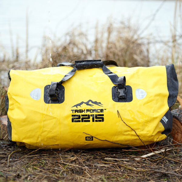 359342 TF 2215 Bear Creek Drybag 100L1 <big>De TF-2215 Bear Creek tas Geel is een stevige waterdichte dry bag speciaal ontworpen voor uitdagende outdoor activiteiten waarbij water een rol speelt. Deze tas biedt veel opbergruimte en is ideaal voor meenemen van outdoor uitrusting. Ook goed te gebruiken als weekendtas of tijdens expedities waarbij natte omstandigheden te pas komen.</big> Ook is deze tas makkelijk te bevestigen op bijv. andere tassen of op een motor dankzij de diverse bijgeleverde bevestigingsriemen. O.a. voorzien van een ventilatiesysteem om lucht uit de tas te laten lopen. De inhoud van de tas blijft droog dankzij het waterdichte pvc-materiaal met gesealde naden en het functionele sluitsysteem. <strong>Eigenschappen:</strong> <ul> <li><big>Incl. 4 bevestigingsriemen met kwalitatieve ITW buckles en D-rings</big></li> <li><big>Verstevigd handvat</big></li> <li><big>Inclusief gepolsterde schouderdraagband</big></li> <li><big>Voorzien van ventilatiesysteem om lucht uit de tas te laten lopen</big></li> <li><big>Functioneel sluitsysteem om de tas waterdicht te maken</big></li> <li><big>Transparant identificatie vakje (ID/Skipas etc.)</big></li> </ul> <big><strong>Afmetingen: </strong>82 x 32 x 40cm (Closed bag) <strong>Inhoud:</strong> 100 liter</big> <strong>Waterdichtheid:</strong> Bestand tegen spatwater en kortstondig onderdompelen. Geschikt voor outdoor activiteiten als Motorrijden, Kajakken, Raften, Varen, Wandelen, Kamperen, Vissen, Wintersport, Kanoën etc. <strong>Sluitsysteem:</strong> Om een goede waterdichtheid te verzekeren: Sluit de opening van de tas en rol deze 2 tot 3 keer om, bevestig hierna de buckle sluiting. <strong><em>Let op! Het is niet de bedoeling dat de tas met opzet onderwater wordt gehouden. Niet geschikt om mee te duiken etc.</em></strong> <table class="table table-striped"> <tbody> <tr> <td>Materiaal</td> <td>100% PVC</td> </tr> </tbody> </table> https://youtu.be/S2xPhELOmUs
