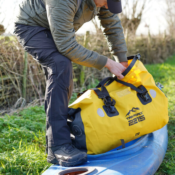 359342 TF 2215 Bear Creek Drybag 100L11 <big>De TF-2215 Bear Creek tas Geel is een stevige waterdichte dry bag speciaal ontworpen voor uitdagende outdoor activiteiten waarbij water een rol speelt. Deze tas biedt veel opbergruimte en is ideaal voor meenemen van outdoor uitrusting. Ook goed te gebruiken als weekendtas of tijdens expedities waarbij natte omstandigheden te pas komen.</big> Ook is deze tas makkelijk te bevestigen op bijv. andere tassen of op een motor dankzij de diverse bijgeleverde bevestigingsriemen. O.a. voorzien van een ventilatiesysteem om lucht uit de tas te laten lopen. De inhoud van de tas blijft droog dankzij het waterdichte pvc-materiaal met gesealde naden en het functionele sluitsysteem. <strong>Eigenschappen:</strong> <ul> <li><big>Incl. 4 bevestigingsriemen met kwalitatieve ITW buckles en D-rings</big></li> <li><big>Verstevigd handvat</big></li> <li><big>Inclusief gepolsterde schouderdraagband</big></li> <li><big>Voorzien van ventilatiesysteem om lucht uit de tas te laten lopen</big></li> <li><big>Functioneel sluitsysteem om de tas waterdicht te maken</big></li> <li><big>Transparant identificatie vakje (ID/Skipas etc.)</big></li> </ul> <big><strong>Afmetingen: </strong>82 x 32 x 40cm (Closed bag) <strong>Inhoud:</strong> 100 liter</big> <strong>Waterdichtheid:</strong> Bestand tegen spatwater en kortstondig onderdompelen. Geschikt voor outdoor activiteiten als Motorrijden, Kajakken, Raften, Varen, Wandelen, Kamperen, Vissen, Wintersport, Kanoën etc. <strong>Sluitsysteem:</strong> Om een goede waterdichtheid te verzekeren: Sluit de opening van de tas en rol deze 2 tot 3 keer om, bevestig hierna de buckle sluiting. <strong><em>Let op! Het is niet de bedoeling dat de tas met opzet onderwater wordt gehouden. Niet geschikt om mee te duiken etc.</em></strong> <table class="table table-striped"> <tbody> <tr> <td>Materiaal</td> <td>100% PVC</td> </tr> </tbody> </table> https://youtu.be/S2xPhELOmUs