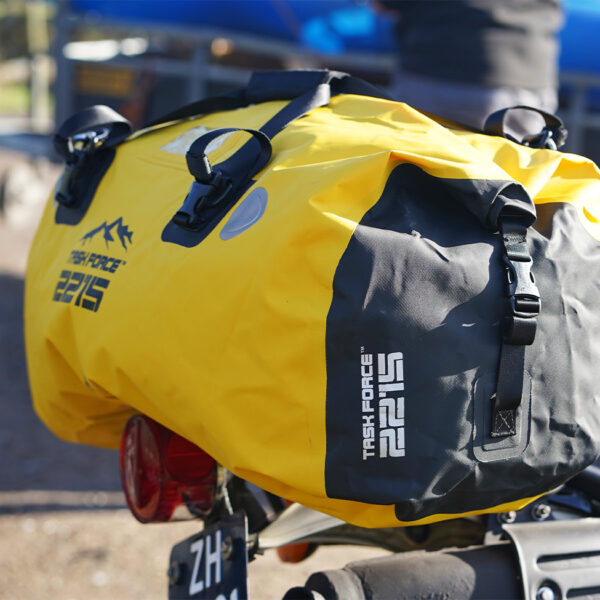359342 TF 2215 Bear Creek Drybag 100L3 <big>De TF-2215 Bear Creek tas Geel is een stevige waterdichte dry bag speciaal ontworpen voor uitdagende outdoor activiteiten waarbij water een rol speelt. Deze tas biedt veel opbergruimte en is ideaal voor meenemen van outdoor uitrusting. Ook goed te gebruiken als weekendtas of tijdens expedities waarbij natte omstandigheden te pas komen.</big> Ook is deze tas makkelijk te bevestigen op bijv. andere tassen of op een motor dankzij de diverse bijgeleverde bevestigingsriemen. O.a. voorzien van een ventilatiesysteem om lucht uit de tas te laten lopen. De inhoud van de tas blijft droog dankzij het waterdichte pvc-materiaal met gesealde naden en het functionele sluitsysteem. <strong>Eigenschappen:</strong> <ul> <li><big>Incl. 4 bevestigingsriemen met kwalitatieve ITW buckles en D-rings</big></li> <li><big>Verstevigd handvat</big></li> <li><big>Inclusief gepolsterde schouderdraagband</big></li> <li><big>Voorzien van ventilatiesysteem om lucht uit de tas te laten lopen</big></li> <li><big>Functioneel sluitsysteem om de tas waterdicht te maken</big></li> <li><big>Transparant identificatie vakje (ID/Skipas etc.)</big></li> </ul> <big><strong>Afmetingen: </strong>82 x 32 x 40cm (Closed bag) <strong>Inhoud:</strong> 100 liter</big> <strong>Waterdichtheid:</strong> Bestand tegen spatwater en kortstondig onderdompelen. Geschikt voor outdoor activiteiten als Motorrijden, Kajakken, Raften, Varen, Wandelen, Kamperen, Vissen, Wintersport, Kanoën etc. <strong>Sluitsysteem:</strong> Om een goede waterdichtheid te verzekeren: Sluit de opening van de tas en rol deze 2 tot 3 keer om, bevestig hierna de buckle sluiting. <strong><em>Let op! Het is niet de bedoeling dat de tas met opzet onderwater wordt gehouden. Niet geschikt om mee te duiken etc.</em></strong> <table class="table table-striped"> <tbody> <tr> <td>Materiaal</td> <td>100% PVC</td> </tr> </tbody> </table> https://youtu.be/S2xPhELOmUs