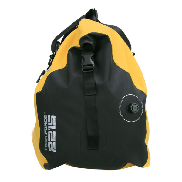 359342 TF 2215 Bear Creek Drybag 100L5 <big>De TF-2215 Bear Creek tas Geel is een stevige waterdichte dry bag speciaal ontworpen voor uitdagende outdoor activiteiten waarbij water een rol speelt. Deze tas biedt veel opbergruimte en is ideaal voor meenemen van outdoor uitrusting. Ook goed te gebruiken als weekendtas of tijdens expedities waarbij natte omstandigheden te pas komen.</big> Ook is deze tas makkelijk te bevestigen op bijv. andere tassen of op een motor dankzij de diverse bijgeleverde bevestigingsriemen. O.a. voorzien van een ventilatiesysteem om lucht uit de tas te laten lopen. De inhoud van de tas blijft droog dankzij het waterdichte pvc-materiaal met gesealde naden en het functionele sluitsysteem. <strong>Eigenschappen:</strong> <ul> <li><big>Incl. 4 bevestigingsriemen met kwalitatieve ITW buckles en D-rings</big></li> <li><big>Verstevigd handvat</big></li> <li><big>Inclusief gepolsterde schouderdraagband</big></li> <li><big>Voorzien van ventilatiesysteem om lucht uit de tas te laten lopen</big></li> <li><big>Functioneel sluitsysteem om de tas waterdicht te maken</big></li> <li><big>Transparant identificatie vakje (ID/Skipas etc.)</big></li> </ul> <big><strong>Afmetingen: </strong>82 x 32 x 40cm (Closed bag) <strong>Inhoud:</strong> 100 liter</big> <strong>Waterdichtheid:</strong> Bestand tegen spatwater en kortstondig onderdompelen. Geschikt voor outdoor activiteiten als Motorrijden, Kajakken, Raften, Varen, Wandelen, Kamperen, Vissen, Wintersport, Kanoën etc. <strong>Sluitsysteem:</strong> Om een goede waterdichtheid te verzekeren: Sluit de opening van de tas en rol deze 2 tot 3 keer om, bevestig hierna de buckle sluiting. <strong><em>Let op! Het is niet de bedoeling dat de tas met opzet onderwater wordt gehouden. Niet geschikt om mee te duiken etc.</em></strong> <table class="table table-striped"> <tbody> <tr> <td>Materiaal</td> <td>100% PVC</td> </tr> </tbody> </table> https://youtu.be/S2xPhELOmUs