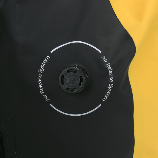 359342 TF 2215 Bear Creek Drybag 100L8 <big>De TF-2215 Bear Creek tas Geel is een stevige waterdichte dry bag speciaal ontworpen voor uitdagende outdoor activiteiten waarbij water een rol speelt. Deze tas biedt veel opbergruimte en is ideaal voor meenemen van outdoor uitrusting. Ook goed te gebruiken als weekendtas of tijdens expedities waarbij natte omstandigheden te pas komen.</big> Ook is deze tas makkelijk te bevestigen op bijv. andere tassen of op een motor dankzij de diverse bijgeleverde bevestigingsriemen. O.a. voorzien van een ventilatiesysteem om lucht uit de tas te laten lopen. De inhoud van de tas blijft droog dankzij het waterdichte pvc-materiaal met gesealde naden en het functionele sluitsysteem. <strong>Eigenschappen:</strong> <ul> <li><big>Incl. 4 bevestigingsriemen met kwalitatieve ITW buckles en D-rings</big></li> <li><big>Verstevigd handvat</big></li> <li><big>Inclusief gepolsterde schouderdraagband</big></li> <li><big>Voorzien van ventilatiesysteem om lucht uit de tas te laten lopen</big></li> <li><big>Functioneel sluitsysteem om de tas waterdicht te maken</big></li> <li><big>Transparant identificatie vakje (ID/Skipas etc.)</big></li> </ul> <big><strong>Afmetingen: </strong>82 x 32 x 40cm (Closed bag) <strong>Inhoud:</strong> 100 liter</big> <strong>Waterdichtheid:</strong> Bestand tegen spatwater en kortstondig onderdompelen. Geschikt voor outdoor activiteiten als Motorrijden, Kajakken, Raften, Varen, Wandelen, Kamperen, Vissen, Wintersport, Kanoën etc. <strong>Sluitsysteem:</strong> Om een goede waterdichtheid te verzekeren: Sluit de opening van de tas en rol deze 2 tot 3 keer om, bevestig hierna de buckle sluiting. <strong><em>Let op! Het is niet de bedoeling dat de tas met opzet onderwater wordt gehouden. Niet geschikt om mee te duiken etc.</em></strong> <table class="table table-striped"> <tbody> <tr> <td>Materiaal</td> <td>100% PVC</td> </tr> </tbody> </table> https://youtu.be/S2xPhELOmUs