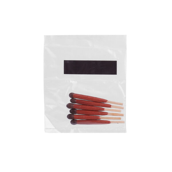 429724 BCB waterproof matches C W striker 6 per sachet RK229A Op zoek naar waterproof lucifers voor je buitenavonturen? Dan zijn de BCB Waterproof Lucifers C/W Striker (6 per sachet) RK229A een uitstekende keuze! Deze lucifers zijn sterker en effectiever dan standaard lucifers, hebben extra lange koppen en blijven branden bij harde wind en regen. De lucifers zijn met de hand gedompeld en verpakt in één doorzichtig plastic zakje met 6 lucifers, waardoor ze makkelijk op te bergen zijn in je uitrusting en klaar voor gebruik wanneer nodig. Of je nu gaat kamperen, wandelen of andere outdoor activiteiten onderneemt, deze lucifers zijn een essentieel hulpmiddel om vuur te maken en warm te blijven. Met BCB Waterproof Lucifers C/W Striker (6 per sachet) RK229A in je uitrusting hoef je je geen zorgen te maken over natte lucifers of het uitdoven van je vuur. Bestel vandaag nog en ga voorbereid op pad voor je volgende avontuur in de buitenlucht!