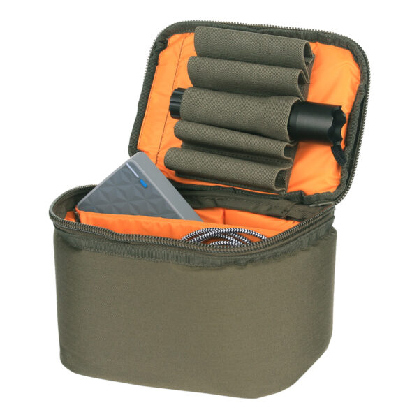 359563 TF 2215 Munitie Tas1 <big>Deze TF-2215 munitie tas Ranger Green is ontworpen om munitie op een compacte en handige manier te vervoeren. De tas kan ook gebruikt worden voor het vervoeren van gevoelige/dure apparatuur zoals camera's, lenzen, telefoonopladers etc. dankzij de softe voering. Gemaakt van 500D Cordura® en voorzien van een YKK ritssluiting.</big> <big>Binnenin de munitie tas is er een verwijderbare verdeler om munitie of uitrusting te scheiden. Inclusief verwijderbare pistoolmagazijnhouder die plaats biedt aan maximaal 5 magazijnen van verschillende kalibers. .</big> <big><strong>Kenmerken:</strong> - Gemaakt van 500D Cordura® - YKK® rits - Verwijderbare verdeler -  Klittenband paneel - Gewatteerde binnenkant voor gevoelige voorwerpen/apparaten - Afneembare magazijnhouder - Past in standaard .50 Cal. munitieblikken - Multifunctionele tas</big> <big><strong>Materiaal: </strong>500D Cordura® Nylon <strong>Externe afmetingen: </strong>L: 22 cm x B: 18 cm x 15 cm <strong>Interne afmetingen: </strong>L: 20 cm x B: 16 cm x 11 cm</big>