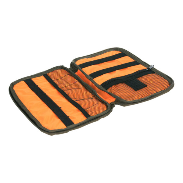 359564 TF 2215 EDC Tech Pouch3 <big>Deze TF-2215 EDC Tech Pouch Ranger Green is ontworpen als handige opbergtas om al uw digitale accessoires mee te nemen voor onderweg. De tas is gemaakt van stevig 500D Cordura®, heeft een ritssluiting en een gewatteerde voering.</big> <big>De tas is voorzien van diverse elastische en gaasvakjes voor het opbergen van diverse accessoires zoals USB-kabels, potloden, batterijen, gereedschap, etc. Tevens ook voorzien van een mesh vakje met rits met binnenin een SD geheugenkaartsleuf. Aan de buitenkant is er ook een vak met ritssluiting waarin gemakkelijk een mobiele telefoon, paspoort, andere kleine documenten of voorwerpen passen.</big> <big>Door zijn handige formaat past hij in elke tas en is hij ideaal voor op reis en Every Day Carry (EDC).</big> <strong><big>Kenmerken:</big></strong> <ul> <li><big>Gemaakt van 500D Cordura®</big></li> <li><big>Diverse elastische en mesh opbergsleuven</big></li> <li><big>Extern opbergvak</big></li> <li><big>Sleuf voor SD-geheugenkaart/knoopcelbatterij</big></li> <li><big>Gewatteerde binnenkant</big></li> <li><big>Lus voor dragen</big></li> <li><big>Ritssluiting</big></li> </ul> <big><strong>Materiaal:</strong> 500D Cordura® <strong>Uitwendige afmetingen</strong>: L: 24 cm x B: 19 cm x 3 cm <strong>Afmetingen inwendig:</strong> L: 22,5 cm x B: 16 cm x 2 cm</big>