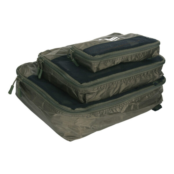 359570 TF 2215 Packing Cubes TF-2215 Packing Cubes - Organisatie voor Reisavonturen Maak je klaar voor je volgende reisavontuur of field trip met de handige TF-2215 Packing Cubes. Deze slimme organizers zijn speciaal ontworpen om je inpakproces te vereenvoudigen en je uitrusting georganiseerd te houden, waar je ook naartoe gaat. Met onze packing cubes kan je gemakkelijk je kleding en materiaal oprollen en comprimeren, waardoor je meer ruimte in je bagage creëert. De verschillende formaten zorgen ervoor dat je items gescheiden en overzichtelijk blijven, en je kunt ze moeiteloos in elke koffer, rugzak of travel-pack plaatsen. Gemaakt van sterk ripstop materiaal, zijn deze packing cubes bestand tegen de uitdagingen van reizen en avontuur. Ze zijn lichtgewicht en voegen geen onnodig gewicht toe aan je bagage, waardoor ze ideaal zijn om mee te nemen op al je trips. Dankzij de grote opening en de bovenkant van netstof kan je meteen zien wat er in elke packing cube zit, zodat je snel en gemakkelijk bij je benodigdheden kunt komen zonder alles overhoop te halen. Afmetingen: <ul> <li>Klein: 19 x 9 x 4 cm</li> <li>Middel: 25 x 19.5 x 4 cm</li> <li>Groot: 29 x 25 x 4.5 cm</li> </ul> Gemaakt van duurzaam 100% polyester ripstop, zijn deze packing cubes klaar om je te vergezellen op al je avonturen, van weekenduitjes tot langdurige expedities. Pak slimmer in en houd je spullen georganiseerd met de TF-2215 Packing Cubes. Bestel vandaag nog en geniet van een stressvrije reiservaring! <ul> <li><big>Voor het oprollen en comprimeren van bijvoorbeeld truien, broeken en andere gear.</big></li> <li><big>Verschillende formaten, zodat je gescheiden kunt meenemen.</big></li> <li><big>Gemaakt van sterk ripstop materiaal</big></li> <li><big>Lichtgewicht en dus ideaal voor mee op reis.</big></li> <li><big>Je ziet meteen wat erin zit dankzij de grote opening en de bovenkant in netstof.</big></li> </ul> <strong>Materiaal:</strong> 100% polyester ripstop