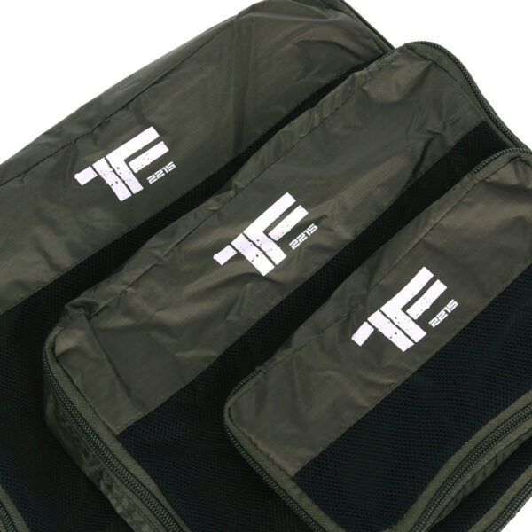 359570 TF 2215 Packing Cubes1 TF-2215 Packing Cubes - Organisatie voor Reisavonturen Maak je klaar voor je volgende reisavontuur of field trip met de handige TF-2215 Packing Cubes. Deze slimme organizers zijn speciaal ontworpen om je inpakproces te vereenvoudigen en je uitrusting georganiseerd te houden, waar je ook naartoe gaat. Met onze packing cubes kan je gemakkelijk je kleding en materiaal oprollen en comprimeren, waardoor je meer ruimte in je bagage creëert. De verschillende formaten zorgen ervoor dat je items gescheiden en overzichtelijk blijven, en je kunt ze moeiteloos in elke koffer, rugzak of travel-pack plaatsen. Gemaakt van sterk ripstop materiaal, zijn deze packing cubes bestand tegen de uitdagingen van reizen en avontuur. Ze zijn lichtgewicht en voegen geen onnodig gewicht toe aan je bagage, waardoor ze ideaal zijn om mee te nemen op al je trips. Dankzij de grote opening en de bovenkant van netstof kan je meteen zien wat er in elke packing cube zit, zodat je snel en gemakkelijk bij je benodigdheden kunt komen zonder alles overhoop te halen. Afmetingen: <ul> <li>Klein: 19 x 9 x 4 cm</li> <li>Middel: 25 x 19.5 x 4 cm</li> <li>Groot: 29 x 25 x 4.5 cm</li> </ul> Gemaakt van duurzaam 100% polyester ripstop, zijn deze packing cubes klaar om je te vergezellen op al je avonturen, van weekenduitjes tot langdurige expedities. Pak slimmer in en houd je spullen georganiseerd met de TF-2215 Packing Cubes. Bestel vandaag nog en geniet van een stressvrije reiservaring! <ul> <li><big>Voor het oprollen en comprimeren van bijvoorbeeld truien, broeken en andere gear.</big></li> <li><big>Verschillende formaten, zodat je gescheiden kunt meenemen.</big></li> <li><big>Gemaakt van sterk ripstop materiaal</big></li> <li><big>Lichtgewicht en dus ideaal voor mee op reis.</big></li> <li><big>Je ziet meteen wat erin zit dankzij de grote opening en de bovenkant in netstof.</big></li> </ul> <strong>Materiaal:</strong> 100% polyester ripstop