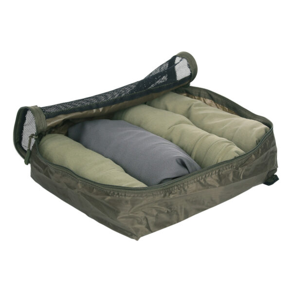 359570 TF 2215 Packing Cubes2 TF-2215 Packing Cubes - Organisatie voor Reisavonturen Maak je klaar voor je volgende reisavontuur of field trip met de handige TF-2215 Packing Cubes. Deze slimme organizers zijn speciaal ontworpen om je inpakproces te vereenvoudigen en je uitrusting georganiseerd te houden, waar je ook naartoe gaat. Met onze packing cubes kan je gemakkelijk je kleding en materiaal oprollen en comprimeren, waardoor je meer ruimte in je bagage creëert. De verschillende formaten zorgen ervoor dat je items gescheiden en overzichtelijk blijven, en je kunt ze moeiteloos in elke koffer, rugzak of travel-pack plaatsen. Gemaakt van sterk ripstop materiaal, zijn deze packing cubes bestand tegen de uitdagingen van reizen en avontuur. Ze zijn lichtgewicht en voegen geen onnodig gewicht toe aan je bagage, waardoor ze ideaal zijn om mee te nemen op al je trips. Dankzij de grote opening en de bovenkant van netstof kan je meteen zien wat er in elke packing cube zit, zodat je snel en gemakkelijk bij je benodigdheden kunt komen zonder alles overhoop te halen. Afmetingen: <ul> <li>Klein: 19 x 9 x 4 cm</li> <li>Middel: 25 x 19.5 x 4 cm</li> <li>Groot: 29 x 25 x 4.5 cm</li> </ul> Gemaakt van duurzaam 100% polyester ripstop, zijn deze packing cubes klaar om je te vergezellen op al je avonturen, van weekenduitjes tot langdurige expedities. Pak slimmer in en houd je spullen georganiseerd met de TF-2215 Packing Cubes. Bestel vandaag nog en geniet van een stressvrije reiservaring! <ul> <li><big>Voor het oprollen en comprimeren van bijvoorbeeld truien, broeken en andere gear.</big></li> <li><big>Verschillende formaten, zodat je gescheiden kunt meenemen.</big></li> <li><big>Gemaakt van sterk ripstop materiaal</big></li> <li><big>Lichtgewicht en dus ideaal voor mee op reis.</big></li> <li><big>Je ziet meteen wat erin zit dankzij de grote opening en de bovenkant in netstof.</big></li> </ul> <strong>Materiaal:</strong> 100% polyester ripstop