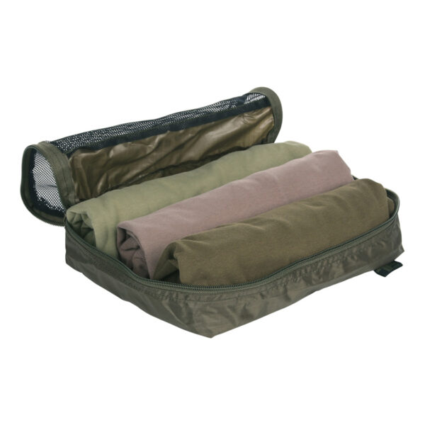 359570 TF 2215 Packing Cubes3 TF-2215 Packing Cubes - Organisatie voor Reisavonturen Maak je klaar voor je volgende reisavontuur of field trip met de handige TF-2215 Packing Cubes. Deze slimme organizers zijn speciaal ontworpen om je inpakproces te vereenvoudigen en je uitrusting georganiseerd te houden, waar je ook naartoe gaat. Met onze packing cubes kan je gemakkelijk je kleding en materiaal oprollen en comprimeren, waardoor je meer ruimte in je bagage creëert. De verschillende formaten zorgen ervoor dat je items gescheiden en overzichtelijk blijven, en je kunt ze moeiteloos in elke koffer, rugzak of travel-pack plaatsen. Gemaakt van sterk ripstop materiaal, zijn deze packing cubes bestand tegen de uitdagingen van reizen en avontuur. Ze zijn lichtgewicht en voegen geen onnodig gewicht toe aan je bagage, waardoor ze ideaal zijn om mee te nemen op al je trips. Dankzij de grote opening en de bovenkant van netstof kan je meteen zien wat er in elke packing cube zit, zodat je snel en gemakkelijk bij je benodigdheden kunt komen zonder alles overhoop te halen. Afmetingen: <ul> <li>Klein: 19 x 9 x 4 cm</li> <li>Middel: 25 x 19.5 x 4 cm</li> <li>Groot: 29 x 25 x 4.5 cm</li> </ul> Gemaakt van duurzaam 100% polyester ripstop, zijn deze packing cubes klaar om je te vergezellen op al je avonturen, van weekenduitjes tot langdurige expedities. Pak slimmer in en houd je spullen georganiseerd met de TF-2215 Packing Cubes. Bestel vandaag nog en geniet van een stressvrije reiservaring! <ul> <li><big>Voor het oprollen en comprimeren van bijvoorbeeld truien, broeken en andere gear.</big></li> <li><big>Verschillende formaten, zodat je gescheiden kunt meenemen.</big></li> <li><big>Gemaakt van sterk ripstop materiaal</big></li> <li><big>Lichtgewicht en dus ideaal voor mee op reis.</big></li> <li><big>Je ziet meteen wat erin zit dankzij de grote opening en de bovenkant in netstof.</big></li> </ul> <strong>Materiaal:</strong> 100% polyester ripstop