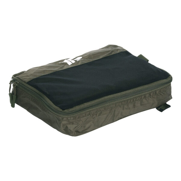 359570 TF 2215 Packing Cubes4 TF-2215 Packing Cubes - Organisatie voor Reisavonturen Maak je klaar voor je volgende reisavontuur of field trip met de handige TF-2215 Packing Cubes. Deze slimme organizers zijn speciaal ontworpen om je inpakproces te vereenvoudigen en je uitrusting georganiseerd te houden, waar je ook naartoe gaat. Met onze packing cubes kan je gemakkelijk je kleding en materiaal oprollen en comprimeren, waardoor je meer ruimte in je bagage creëert. De verschillende formaten zorgen ervoor dat je items gescheiden en overzichtelijk blijven, en je kunt ze moeiteloos in elke koffer, rugzak of travel-pack plaatsen. Gemaakt van sterk ripstop materiaal, zijn deze packing cubes bestand tegen de uitdagingen van reizen en avontuur. Ze zijn lichtgewicht en voegen geen onnodig gewicht toe aan je bagage, waardoor ze ideaal zijn om mee te nemen op al je trips. Dankzij de grote opening en de bovenkant van netstof kan je meteen zien wat er in elke packing cube zit, zodat je snel en gemakkelijk bij je benodigdheden kunt komen zonder alles overhoop te halen. Afmetingen: <ul> <li>Klein: 19 x 9 x 4 cm</li> <li>Middel: 25 x 19.5 x 4 cm</li> <li>Groot: 29 x 25 x 4.5 cm</li> </ul> Gemaakt van duurzaam 100% polyester ripstop, zijn deze packing cubes klaar om je te vergezellen op al je avonturen, van weekenduitjes tot langdurige expedities. Pak slimmer in en houd je spullen georganiseerd met de TF-2215 Packing Cubes. Bestel vandaag nog en geniet van een stressvrije reiservaring! <ul> <li><big>Voor het oprollen en comprimeren van bijvoorbeeld truien, broeken en andere gear.</big></li> <li><big>Verschillende formaten, zodat je gescheiden kunt meenemen.</big></li> <li><big>Gemaakt van sterk ripstop materiaal</big></li> <li><big>Lichtgewicht en dus ideaal voor mee op reis.</big></li> <li><big>Je ziet meteen wat erin zit dankzij de grote opening en de bovenkant in netstof.</big></li> </ul> <strong>Materiaal:</strong> 100% polyester ripstop