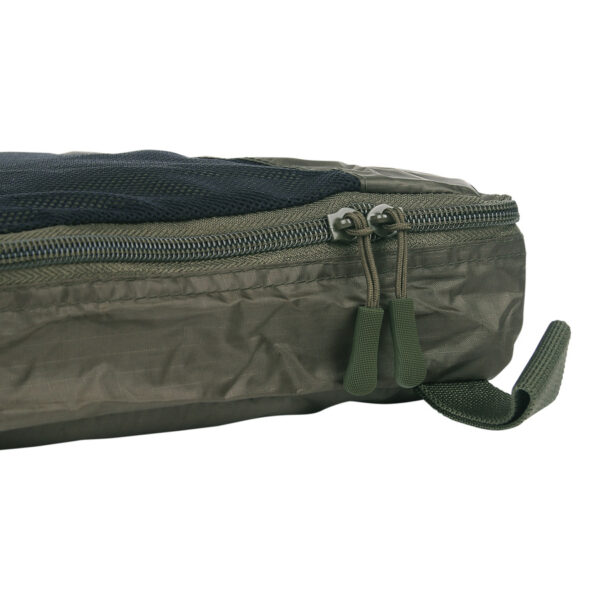 359570 TF 2215 Packing Cubes5 TF-2215 Packing Cubes - Organisatie voor Reisavonturen Maak je klaar voor je volgende reisavontuur of field trip met de handige TF-2215 Packing Cubes. Deze slimme organizers zijn speciaal ontworpen om je inpakproces te vereenvoudigen en je uitrusting georganiseerd te houden, waar je ook naartoe gaat. Met onze packing cubes kan je gemakkelijk je kleding en materiaal oprollen en comprimeren, waardoor je meer ruimte in je bagage creëert. De verschillende formaten zorgen ervoor dat je items gescheiden en overzichtelijk blijven, en je kunt ze moeiteloos in elke koffer, rugzak of travel-pack plaatsen. Gemaakt van sterk ripstop materiaal, zijn deze packing cubes bestand tegen de uitdagingen van reizen en avontuur. Ze zijn lichtgewicht en voegen geen onnodig gewicht toe aan je bagage, waardoor ze ideaal zijn om mee te nemen op al je trips. Dankzij de grote opening en de bovenkant van netstof kan je meteen zien wat er in elke packing cube zit, zodat je snel en gemakkelijk bij je benodigdheden kunt komen zonder alles overhoop te halen. Afmetingen: <ul> <li>Klein: 19 x 9 x 4 cm</li> <li>Middel: 25 x 19.5 x 4 cm</li> <li>Groot: 29 x 25 x 4.5 cm</li> </ul> Gemaakt van duurzaam 100% polyester ripstop, zijn deze packing cubes klaar om je te vergezellen op al je avonturen, van weekenduitjes tot langdurige expedities. Pak slimmer in en houd je spullen georganiseerd met de TF-2215 Packing Cubes. Bestel vandaag nog en geniet van een stressvrije reiservaring! <ul> <li><big>Voor het oprollen en comprimeren van bijvoorbeeld truien, broeken en andere gear.</big></li> <li><big>Verschillende formaten, zodat je gescheiden kunt meenemen.</big></li> <li><big>Gemaakt van sterk ripstop materiaal</big></li> <li><big>Lichtgewicht en dus ideaal voor mee op reis.</big></li> <li><big>Je ziet meteen wat erin zit dankzij de grote opening en de bovenkant in netstof.</big></li> </ul> <strong>Materiaal:</strong> 100% polyester ripstop