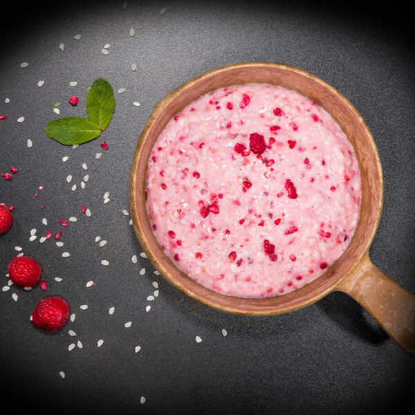 316110 Tactical Foodpack Rice pudding and berries 90g1 <big>Een heerlijk ontbijt met 10% geplette frambozen. Energierijke en zoete pap, die kracht geeft om de dag te beginnen. 100% natuurlijk, zonder conserveringsmiddelen en toevoegingen. Tactical Foodpack is het beste gevriesdroogde voedsel voor kamperen, wandelen en outdoor avonturen.</big> <big>Energie-inhoud per portie is 425 kcal.</big> <big><strong>Ingrediënten:</strong> Rijst (72%), melk, framboos (10%), room, suiker, zout. </big> <strong><big>Let op! Kan sporen van selderij, melk en mosterd bevatten.</big></strong>