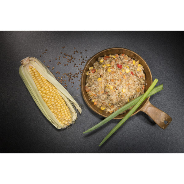 316112 Tactical Foodpack Buckwheat Pot and Turkey 110g1 <big>Een heerlijke boekweitschotel met gebakken kalkoen en zoete maïs voor een aangename smaak. Het gerecht bevat veel groenten en is rijk aan voedingsstoffen en energie. De schotel is glutenvrij. Tactical Foodpack is het beste gevriesdroogde voedsel voor kamperen, wandelen en outdoor avonturen.</big> <big>Energie-inhoud per portie is 531 kcal.</big> <big><strong>Ingrediënten:</strong> Boekweit (47%), room, kalkoendij (10%), wortelen, uien, rode peper, maïs, raapzaadolie, knoflook, specerijen, kruiden, zout. </big> <strong><big>Let op! Kan sporen van selderij, melk en mosterd bevatten.</big></strong>