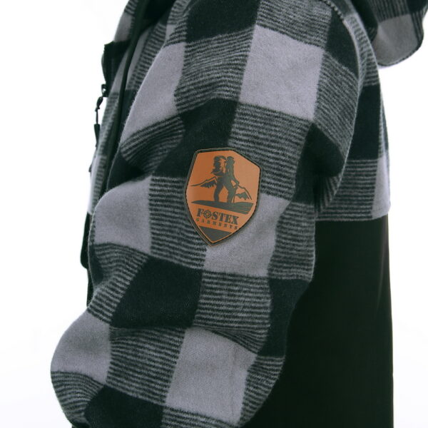 129535 Houthakkers Jack23455 <div> Het <strong>Houthakkers Jack</strong> is de perfecte keuze voor avonturiers die van outdoor activiteiten houden. Dit jack is een unieke mix van een klassiek houthakkershemd en moderne softshell-technologie, waardoor het zowel functioneel als stijlvol is. Geschikt voor diverse activiteiten zoals <strong>wandelen</strong>, <strong>vissen</strong>, en <strong>survival</strong>. De onderkant van het jack is vervaardigd uit <strong>4-way elastische stof</strong> die waterbestendig is, terwijl de bovenkant gemaakt is van <strong>100% katoen</strong> voor een comfortabele pasvorm. Met diverse handige features is dit jack een must-have voor elke outdoorliefhebber. </div> <div> <a title="Maattabel" href="https://dump.dev.newagents.nl/wp-content/uploads/2022/01/129535-Houthakkers-Jack-maattabel.pdf" target="_blank" rel="noopener noreferrer"><button><span style="color: #ef471f; font-size: medium;"><strong>Maattabel</strong></span></button></a> </div>