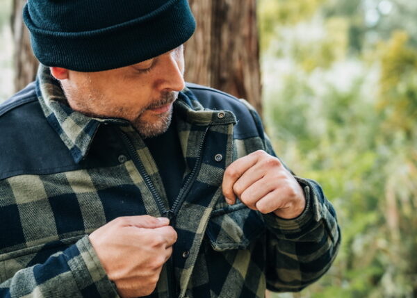 129536 Houthakkers Sherpa jacket15 <div> Het <strong>Houthakkers Sherpa Jacket</strong> is een comfortabele en trendy jas, ontworpen om je warm te houden tijdens de koudere dagen van het tussenseizoen en de winter. Dit jack is ideaal voor gezellige avonden bij het kampvuur, maar ook perfect voor casual gebruik en outdooractiviteiten zoals <strong>trekking</strong> en <strong>bushcraft</strong>. Met de <strong>Cordura nylon schouderversterking</strong> is het jacket ook geschikt als werkjas, waardoor je zowel stijlvol als praktisch gekleed bent. De zachte <strong>sherpa voering</strong> aan de binnenzijde biedt optimaal comfort en warmte, terwijl de hoogwaardige <strong>YKK rits</strong> zorgt voor duurzame functionaliteit. Daarnaast zijn er meerdere zakken aanwezig om al je spullen veilig op te bergen. </div> <div><a title="Maattabel" href="https://dump.dev.newagents.nl/wp-content/uploads/2022/08/129536-Houthakkers-Sherpa-jacket-maattabel.pdf" target="_blank" rel="noopener"><button><span style="color: #ef471f;font-size: medium"><strong>Maattabel</strong></span></button></a></div> &nbsp; &nbsp; <div></div> <div></div> <div></div> <div></div>