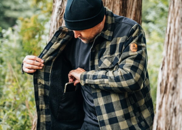 129536 Houthakkers Sherpa jacket17 <div> Het <strong>Houthakkers Sherpa Jacket</strong> is een comfortabele en trendy jas, ontworpen om je warm te houden tijdens de koudere dagen van het tussenseizoen en de winter. Dit jack is ideaal voor gezellige avonden bij het kampvuur, maar ook perfect voor casual gebruik en outdooractiviteiten zoals <strong>trekking</strong> en <strong>bushcraft</strong>. Met de <strong>Cordura nylon schouderversterking</strong> is het jacket ook geschikt als werkjas, waardoor je zowel stijlvol als praktisch gekleed bent. De zachte <strong>sherpa voering</strong> aan de binnenzijde biedt optimaal comfort en warmte, terwijl de hoogwaardige <strong>YKK rits</strong> zorgt voor duurzame functionaliteit. Daarnaast zijn er meerdere zakken aanwezig om al je spullen veilig op te bergen. </div> <div><a title="Maattabel" href="https://dump.dev.newagents.nl/wp-content/uploads/2022/08/129536-Houthakkers-Sherpa-jacket-maattabel.pdf" target="_blank" rel="noopener"><button><span style="color: #ef471f;font-size: medium"><strong>Maattabel</strong></span></button></a></div> &nbsp; &nbsp; <div></div> <div></div> <div></div> <div></div>