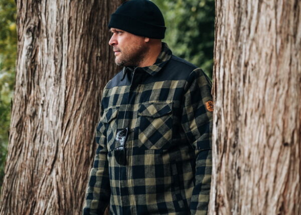 129536 Houthakkers Sherpa jacket18 <div> Het <strong>Houthakkers Sherpa Jacket</strong> is een comfortabele en trendy jas, ontworpen om je warm te houden tijdens de koudere dagen van het tussenseizoen en de winter. Dit jack is ideaal voor gezellige avonden bij het kampvuur, maar ook perfect voor casual gebruik en outdooractiviteiten zoals <strong>trekking</strong> en <strong>bushcraft</strong>. Met de <strong>Cordura nylon schouderversterking</strong> is het jacket ook geschikt als werkjas, waardoor je zowel stijlvol als praktisch gekleed bent. De zachte <strong>sherpa voering</strong> aan de binnenzijde biedt optimaal comfort en warmte, terwijl de hoogwaardige <strong>YKK rits</strong> zorgt voor duurzame functionaliteit. Daarnaast zijn er meerdere zakken aanwezig om al je spullen veilig op te bergen. </div> <div><a title="Maattabel" href="https://dump.dev.newagents.nl/wp-content/uploads/2022/08/129536-Houthakkers-Sherpa-jacket-maattabel.pdf" target="_blank" rel="noopener"><button><span style="color: #ef471f;font-size: medium"><strong>Maattabel</strong></span></button></a></div> &nbsp; &nbsp; <div></div> <div></div> <div></div> <div></div>