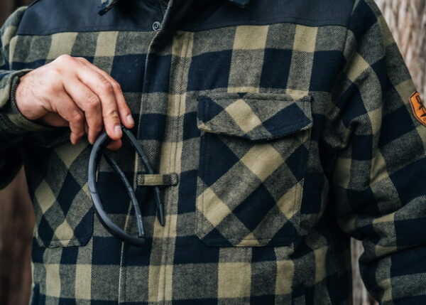 129536 Houthakkers Sherpa jacket19 <div> Het <strong>Houthakkers Sherpa Jacket</strong> is een comfortabele en trendy jas, ontworpen om je warm te houden tijdens de koudere dagen van het tussenseizoen en de winter. Dit jack is ideaal voor gezellige avonden bij het kampvuur, maar ook perfect voor casual gebruik en outdooractiviteiten zoals <strong>trekking</strong> en <strong>bushcraft</strong>. Met de <strong>Cordura nylon schouderversterking</strong> is het jacket ook geschikt als werkjas, waardoor je zowel stijlvol als praktisch gekleed bent. De zachte <strong>sherpa voering</strong> aan de binnenzijde biedt optimaal comfort en warmte, terwijl de hoogwaardige <strong>YKK rits</strong> zorgt voor duurzame functionaliteit. Daarnaast zijn er meerdere zakken aanwezig om al je spullen veilig op te bergen. </div> <div><a title="Maattabel" href="https://dump.dev.newagents.nl/wp-content/uploads/2022/08/129536-Houthakkers-Sherpa-jacket-maattabel.pdf" target="_blank" rel="noopener"><button><span style="color: #ef471f;font-size: medium"><strong>Maattabel</strong></span></button></a></div> &nbsp; &nbsp; <div></div> <div></div> <div></div> <div></div>