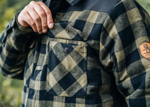 129536 Houthakkers Sherpa jacket20 <div> Het <strong>Houthakkers Sherpa Jacket</strong> is een comfortabele en trendy jas, ontworpen om je warm te houden tijdens de koudere dagen van het tussenseizoen en de winter. Dit jack is ideaal voor gezellige avonden bij het kampvuur, maar ook perfect voor casual gebruik en outdooractiviteiten zoals <strong>trekking</strong> en <strong>bushcraft</strong>. Met de <strong>Cordura nylon schouderversterking</strong> is het jacket ook geschikt als werkjas, waardoor je zowel stijlvol als praktisch gekleed bent. De zachte <strong>sherpa voering</strong> aan de binnenzijde biedt optimaal comfort en warmte, terwijl de hoogwaardige <strong>YKK rits</strong> zorgt voor duurzame functionaliteit. Daarnaast zijn er meerdere zakken aanwezig om al je spullen veilig op te bergen. </div> <div><a title="Maattabel" href="https://dump.dev.newagents.nl/wp-content/uploads/2022/08/129536-Houthakkers-Sherpa-jacket-maattabel.pdf" target="_blank" rel="noopener"><button><span style="color: #ef471f;font-size: medium"><strong>Maattabel</strong></span></button></a></div> &nbsp; &nbsp; <div></div> <div></div> <div></div> <div></div>