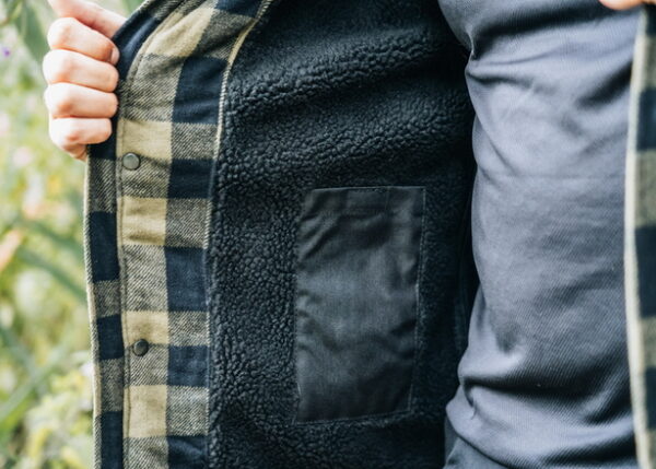 129536 Houthakkers Sherpa jacket21 <div> Het <strong>Houthakkers Sherpa Jacket</strong> is een comfortabele en trendy jas, ontworpen om je warm te houden tijdens de koudere dagen van het tussenseizoen en de winter. Dit jack is ideaal voor gezellige avonden bij het kampvuur, maar ook perfect voor casual gebruik en outdooractiviteiten zoals <strong>trekking</strong> en <strong>bushcraft</strong>. Met de <strong>Cordura nylon schouderversterking</strong> is het jacket ook geschikt als werkjas, waardoor je zowel stijlvol als praktisch gekleed bent. De zachte <strong>sherpa voering</strong> aan de binnenzijde biedt optimaal comfort en warmte, terwijl de hoogwaardige <strong>YKK rits</strong> zorgt voor duurzame functionaliteit. Daarnaast zijn er meerdere zakken aanwezig om al je spullen veilig op te bergen. </div> <div><a title="Maattabel" href="https://dump.dev.newagents.nl/wp-content/uploads/2022/08/129536-Houthakkers-Sherpa-jacket-maattabel.pdf" target="_blank" rel="noopener"><button><span style="color: #ef471f;font-size: medium"><strong>Maattabel</strong></span></button></a></div> &nbsp; &nbsp; <div></div> <div></div> <div></div> <div></div>
