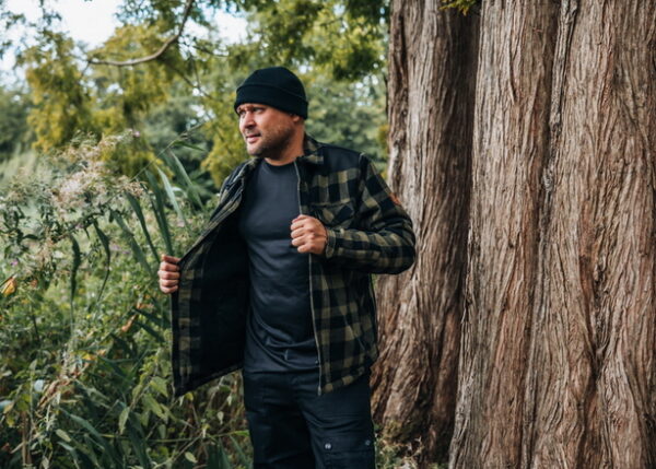 129536 Houthakkers Sherpa jacket22 <div> Het <strong>Houthakkers Sherpa Jacket</strong> is een comfortabele en trendy jas, ontworpen om je warm te houden tijdens de koudere dagen van het tussenseizoen en de winter. Dit jack is ideaal voor gezellige avonden bij het kampvuur, maar ook perfect voor casual gebruik en outdooractiviteiten zoals <strong>trekking</strong> en <strong>bushcraft</strong>. Met de <strong>Cordura nylon schouderversterking</strong> is het jacket ook geschikt als werkjas, waardoor je zowel stijlvol als praktisch gekleed bent. De zachte <strong>sherpa voering</strong> aan de binnenzijde biedt optimaal comfort en warmte, terwijl de hoogwaardige <strong>YKK rits</strong> zorgt voor duurzame functionaliteit. Daarnaast zijn er meerdere zakken aanwezig om al je spullen veilig op te bergen. </div> <div><a title="Maattabel" href="https://dump.dev.newagents.nl/wp-content/uploads/2022/08/129536-Houthakkers-Sherpa-jacket-maattabel.pdf" target="_blank" rel="noopener"><button><span style="color: #ef471f;font-size: medium"><strong>Maattabel</strong></span></button></a></div> &nbsp; &nbsp; <div></div> <div></div> <div></div> <div></div>
