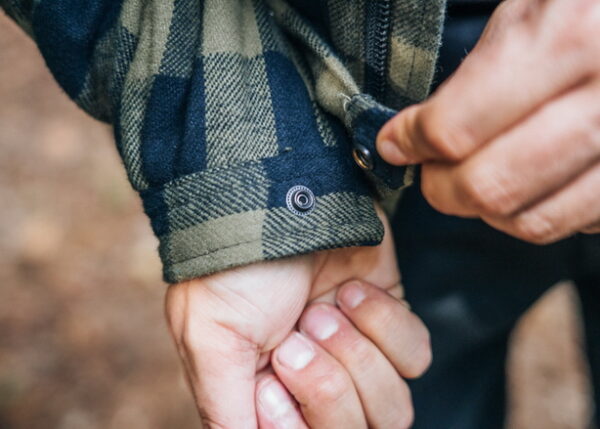 129536 Houthakkers Sherpa jacket23 <div> Het <strong>Houthakkers Sherpa Jacket</strong> is een comfortabele en trendy jas, ontworpen om je warm te houden tijdens de koudere dagen van het tussenseizoen en de winter. Dit jack is ideaal voor gezellige avonden bij het kampvuur, maar ook perfect voor casual gebruik en outdooractiviteiten zoals <strong>trekking</strong> en <strong>bushcraft</strong>. Met de <strong>Cordura nylon schouderversterking</strong> is het jacket ook geschikt als werkjas, waardoor je zowel stijlvol als praktisch gekleed bent. De zachte <strong>sherpa voering</strong> aan de binnenzijde biedt optimaal comfort en warmte, terwijl de hoogwaardige <strong>YKK rits</strong> zorgt voor duurzame functionaliteit. Daarnaast zijn er meerdere zakken aanwezig om al je spullen veilig op te bergen. </div> <div><a title="Maattabel" href="https://dump.dev.newagents.nl/wp-content/uploads/2022/08/129536-Houthakkers-Sherpa-jacket-maattabel.pdf" target="_blank" rel="noopener"><button><span style="color: #ef471f;font-size: medium"><strong>Maattabel</strong></span></button></a></div> &nbsp; &nbsp; <div></div> <div></div> <div></div> <div></div>