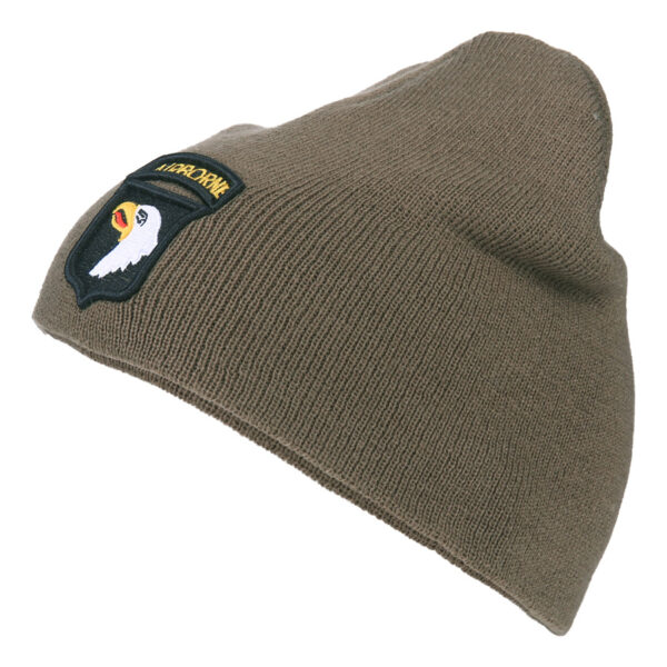 214141 Beanie 101st Airborne12 <strong>Over de 101st Airborne Division:</strong> De <strong>101st Airborne Division</strong> is een gespecialiseerde luchtmobiele infanteriedivisie van het Amerikaanse leger, getraind voor luchtlandingsoperaties. De divisie staat bekend om hun strategische slagkracht en heeft een rijke geschiedenis van deelname aan belangrijke conflicten zoals <strong>Operatie Overlord</strong> (D-Day), <strong>Operation Market Garden</strong>, en de <strong>Slag om de Ardennen</strong>. Met hun uitzonderlijke mobiliteit en intensieve training worden de Screaming Eagles beschouwd als de "speerpunt" van het Amerikaanse leger. Deze beanie is perfect voor liefhebbers van militaire geschiedenis, outdoor-activiteiten of voor iedereen die zich warm wil houden met een stijlvol accessoire.
