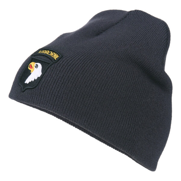 214141 Beanie 101st Airborne1234 <strong>Over de 101st Airborne Division:</strong> De <strong>101st Airborne Division</strong> is een gespecialiseerde luchtmobiele infanteriedivisie van het Amerikaanse leger, getraind voor luchtlandingsoperaties. De divisie staat bekend om hun strategische slagkracht en heeft een rijke geschiedenis van deelname aan belangrijke conflicten zoals <strong>Operatie Overlord</strong> (D-Day), <strong>Operation Market Garden</strong>, en de <strong>Slag om de Ardennen</strong>. Met hun uitzonderlijke mobiliteit en intensieve training worden de Screaming Eagles beschouwd als de "speerpunt" van het Amerikaanse leger. Deze beanie is perfect voor liefhebbers van militaire geschiedenis, outdoor-activiteiten of voor iedereen die zich warm wil houden met een stijlvol accessoire.