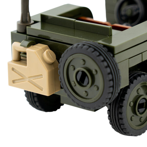 Sluban WWII Jeep US Army M38 70210 161412 De Sluban WWII Jeep US Army M38-70210 is een exclusieve en gedetailleerde bouwset, speciaal ontwikkeld voor Van Os Imports. Deze bouwset biedt een nostalgische ervaring van het iconische legerjeep uit de Tweede Wereldoorlog, met 123 blokjes die de perfect schaalmodel nabootsen. Sluban staat bekend om haar hoogwaardige militaire bouwsets en biedt een unieke collectie die compatibel is met andere grote bouwstenenmerken. Dit maakt de set perfect voor zowel Sluban verzamelaars als bouwsteenenthousiastelingen die willen combineren.
