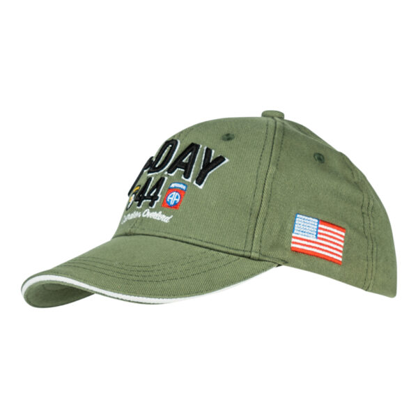 215080 Baseball cap D Day Normandy Maak kennis met de D-Day Normandy 1944 WWII baseball cap, een eerbetoon aan een historische gebeurtenis. Deze cap, onderdeel van de D-Day Normandy serie, combineert stijl en geschiedenis met een perfecte pasvorm die zorgt voor optimaal draagcomfort. Op de voorkant prijken de geallieerde ster, de 101st Airborne Division "screaming eagle", en de 82nd Airborne Division, allemaal in gedetailleerd 3D borduurwerk. Gemaakt van 100% katoen, biedt deze cap ademend vermogen en duurzaamheid. De verstelbare lederen strap aan de achterkant zorgt voor een perfecte pasvorm voor elke drager. De cap is ideaal voor dagelijks gebruik en voor iedereen die een stukje geschiedenis wil dragen.