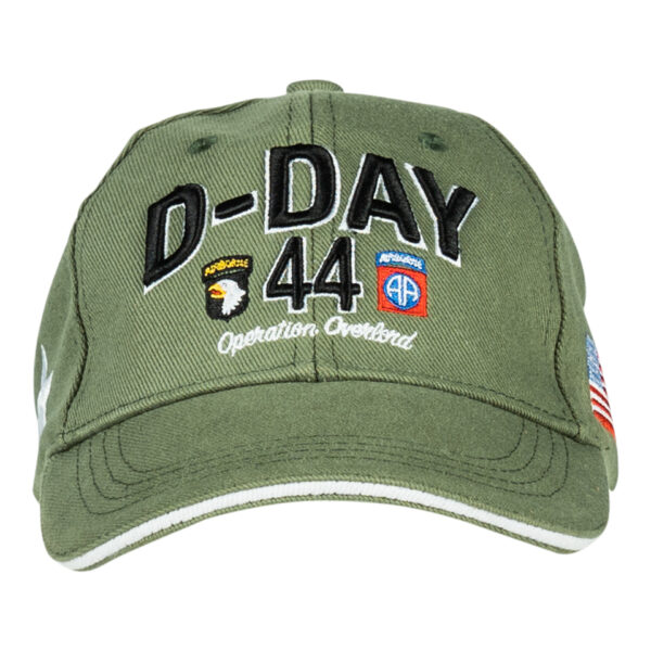215080 Baseball cap D Day Normandy1 Maak kennis met de D-Day Normandy 1944 WWII baseball cap, een eerbetoon aan een historische gebeurtenis. Deze cap, onderdeel van de D-Day Normandy serie, combineert stijl en geschiedenis met een perfecte pasvorm die zorgt voor optimaal draagcomfort. Op de voorkant prijken de geallieerde ster, de 101st Airborne Division "screaming eagle", en de 82nd Airborne Division, allemaal in gedetailleerd 3D borduurwerk. Gemaakt van 100% katoen, biedt deze cap ademend vermogen en duurzaamheid. De verstelbare lederen strap aan de achterkant zorgt voor een perfecte pasvorm voor elke drager. De cap is ideaal voor dagelijks gebruik en voor iedereen die een stukje geschiedenis wil dragen.
