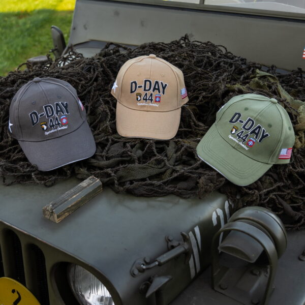 215080 Baseball cap D Day Normandy10 Maak kennis met de D-Day Normandy 1944 WWII baseball cap, een eerbetoon aan een historische gebeurtenis. Deze cap, onderdeel van de D-Day Normandy serie, combineert stijl en geschiedenis met een perfecte pasvorm die zorgt voor optimaal draagcomfort. Op de voorkant prijken de geallieerde ster, de 101st Airborne Division "screaming eagle", en de 82nd Airborne Division, allemaal in gedetailleerd 3D borduurwerk. Gemaakt van 100% katoen, biedt deze cap ademend vermogen en duurzaamheid. De verstelbare lederen strap aan de achterkant zorgt voor een perfecte pasvorm voor elke drager. De cap is ideaal voor dagelijks gebruik en voor iedereen die een stukje geschiedenis wil dragen.