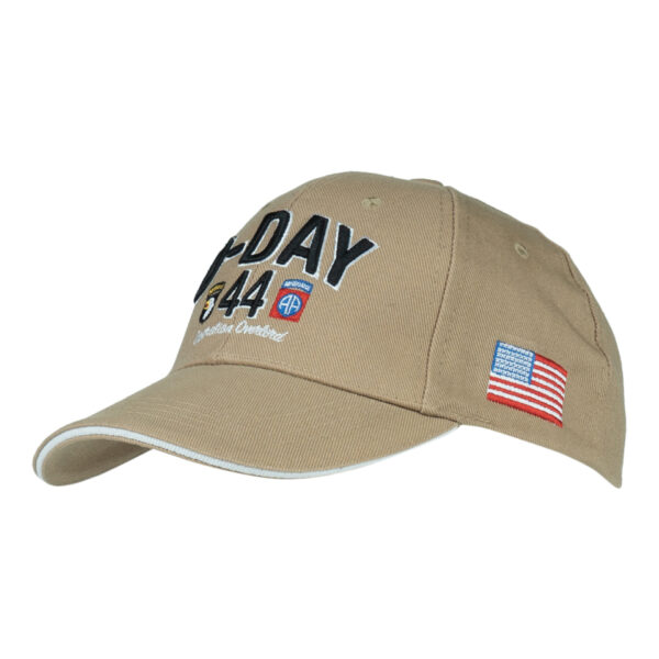 215080 Baseball cap D Day Normandy11 Maak kennis met de D-Day Normandy 1944 WWII baseball cap, een eerbetoon aan een historische gebeurtenis. Deze cap, onderdeel van de D-Day Normandy serie, combineert stijl en geschiedenis met een perfecte pasvorm die zorgt voor optimaal draagcomfort. Op de voorkant prijken de geallieerde ster, de 101st Airborne Division "screaming eagle", en de 82nd Airborne Division, allemaal in gedetailleerd 3D borduurwerk. Gemaakt van 100% katoen, biedt deze cap ademend vermogen en duurzaamheid. De verstelbare lederen strap aan de achterkant zorgt voor een perfecte pasvorm voor elke drager. De cap is ideaal voor dagelijks gebruik en voor iedereen die een stukje geschiedenis wil dragen.