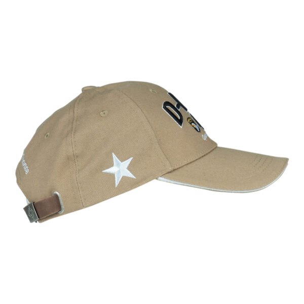215080 Baseball cap D Day Normandy13 Maak kennis met de D-Day Normandy 1944 WWII baseball cap, een eerbetoon aan een historische gebeurtenis. Deze cap, onderdeel van de D-Day Normandy serie, combineert stijl en geschiedenis met een perfecte pasvorm die zorgt voor optimaal draagcomfort. Op de voorkant prijken de geallieerde ster, de 101st Airborne Division "screaming eagle", en de 82nd Airborne Division, allemaal in gedetailleerd 3D borduurwerk. Gemaakt van 100% katoen, biedt deze cap ademend vermogen en duurzaamheid. De verstelbare lederen strap aan de achterkant zorgt voor een perfecte pasvorm voor elke drager. De cap is ideaal voor dagelijks gebruik en voor iedereen die een stukje geschiedenis wil dragen.