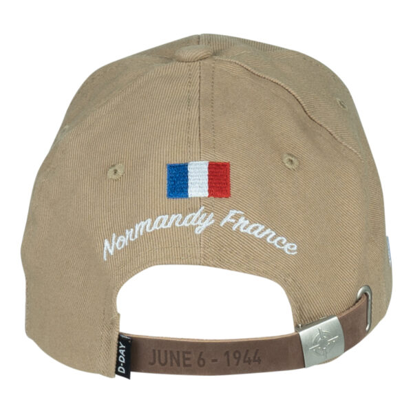 215080 Baseball cap D Day Normandy14 Maak kennis met de D-Day Normandy 1944 WWII baseball cap, een eerbetoon aan een historische gebeurtenis. Deze cap, onderdeel van de D-Day Normandy serie, combineert stijl en geschiedenis met een perfecte pasvorm die zorgt voor optimaal draagcomfort. Op de voorkant prijken de geallieerde ster, de 101st Airborne Division "screaming eagle", en de 82nd Airborne Division, allemaal in gedetailleerd 3D borduurwerk. Gemaakt van 100% katoen, biedt deze cap ademend vermogen en duurzaamheid. De verstelbare lederen strap aan de achterkant zorgt voor een perfecte pasvorm voor elke drager. De cap is ideaal voor dagelijks gebruik en voor iedereen die een stukje geschiedenis wil dragen.