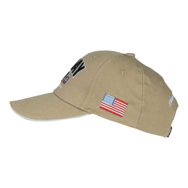 215080 Baseball cap D Day Normandy15 Maak kennis met de D-Day Normandy 1944 WWII baseball cap, een eerbetoon aan een historische gebeurtenis. Deze cap, onderdeel van de D-Day Normandy serie, combineert stijl en geschiedenis met een perfecte pasvorm die zorgt voor optimaal draagcomfort. Op de voorkant prijken de geallieerde ster, de 101st Airborne Division "screaming eagle", en de 82nd Airborne Division, allemaal in gedetailleerd 3D borduurwerk. Gemaakt van 100% katoen, biedt deze cap ademend vermogen en duurzaamheid. De verstelbare lederen strap aan de achterkant zorgt voor een perfecte pasvorm voor elke drager. De cap is ideaal voor dagelijks gebruik en voor iedereen die een stukje geschiedenis wil dragen.