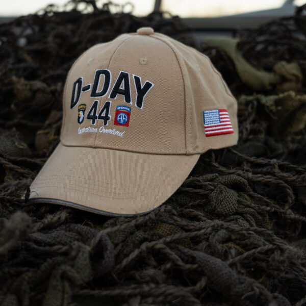 215080 Baseball cap D Day Normandy16 Maak kennis met de D-Day Normandy 1944 WWII baseball cap, een eerbetoon aan een historische gebeurtenis. Deze cap, onderdeel van de D-Day Normandy serie, combineert stijl en geschiedenis met een perfecte pasvorm die zorgt voor optimaal draagcomfort. Op de voorkant prijken de geallieerde ster, de 101st Airborne Division "screaming eagle", en de 82nd Airborne Division, allemaal in gedetailleerd 3D borduurwerk. Gemaakt van 100% katoen, biedt deze cap ademend vermogen en duurzaamheid. De verstelbare lederen strap aan de achterkant zorgt voor een perfecte pasvorm voor elke drager. De cap is ideaal voor dagelijks gebruik en voor iedereen die een stukje geschiedenis wil dragen.