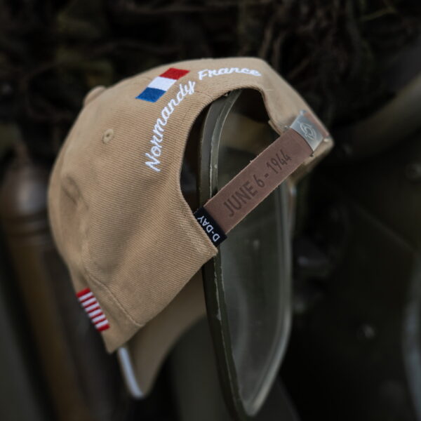 215080 Baseball cap D Day Normandy17 Maak kennis met de D-Day Normandy 1944 WWII baseball cap, een eerbetoon aan een historische gebeurtenis. Deze cap, onderdeel van de D-Day Normandy serie, combineert stijl en geschiedenis met een perfecte pasvorm die zorgt voor optimaal draagcomfort. Op de voorkant prijken de geallieerde ster, de 101st Airborne Division "screaming eagle", en de 82nd Airborne Division, allemaal in gedetailleerd 3D borduurwerk. Gemaakt van 100% katoen, biedt deze cap ademend vermogen en duurzaamheid. De verstelbare lederen strap aan de achterkant zorgt voor een perfecte pasvorm voor elke drager. De cap is ideaal voor dagelijks gebruik en voor iedereen die een stukje geschiedenis wil dragen.