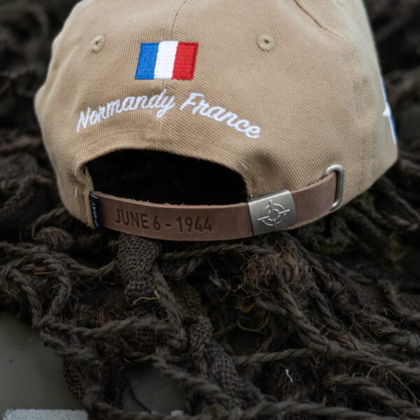 215080 Baseball cap D Day Normandy18 Maak kennis met de D-Day Normandy 1944 WWII baseball cap, een eerbetoon aan een historische gebeurtenis. Deze cap, onderdeel van de D-Day Normandy serie, combineert stijl en geschiedenis met een perfecte pasvorm die zorgt voor optimaal draagcomfort. Op de voorkant prijken de geallieerde ster, de 101st Airborne Division "screaming eagle", en de 82nd Airborne Division, allemaal in gedetailleerd 3D borduurwerk. Gemaakt van 100% katoen, biedt deze cap ademend vermogen en duurzaamheid. De verstelbare lederen strap aan de achterkant zorgt voor een perfecte pasvorm voor elke drager. De cap is ideaal voor dagelijks gebruik en voor iedereen die een stukje geschiedenis wil dragen.