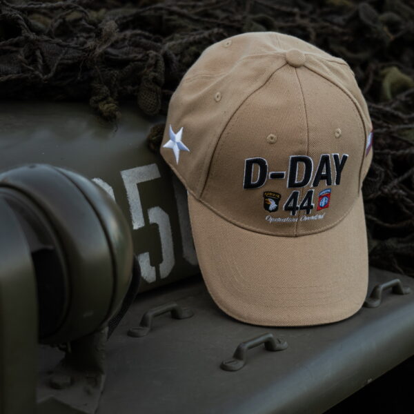 215080 Baseball cap D Day Normandy19 Maak kennis met de D-Day Normandy 1944 WWII baseball cap, een eerbetoon aan een historische gebeurtenis. Deze cap, onderdeel van de D-Day Normandy serie, combineert stijl en geschiedenis met een perfecte pasvorm die zorgt voor optimaal draagcomfort. Op de voorkant prijken de geallieerde ster, de 101st Airborne Division "screaming eagle", en de 82nd Airborne Division, allemaal in gedetailleerd 3D borduurwerk. Gemaakt van 100% katoen, biedt deze cap ademend vermogen en duurzaamheid. De verstelbare lederen strap aan de achterkant zorgt voor een perfecte pasvorm voor elke drager. De cap is ideaal voor dagelijks gebruik en voor iedereen die een stukje geschiedenis wil dragen.