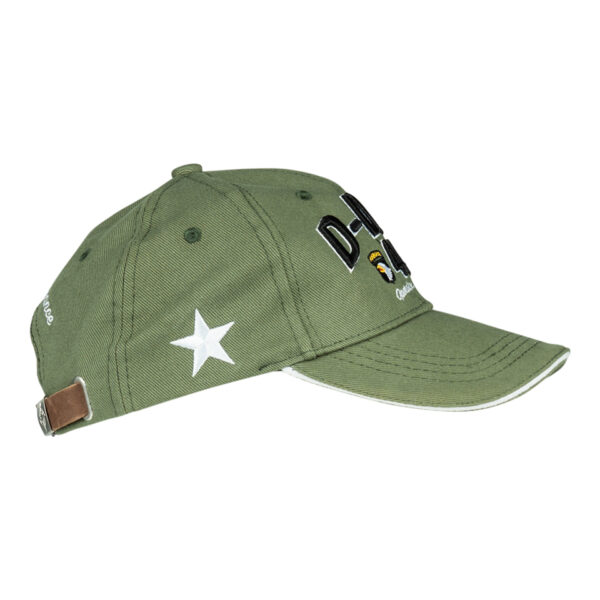 215080 Baseball cap D Day Normandy2 Maak kennis met de D-Day Normandy 1944 WWII baseball cap, een eerbetoon aan een historische gebeurtenis. Deze cap, onderdeel van de D-Day Normandy serie, combineert stijl en geschiedenis met een perfecte pasvorm die zorgt voor optimaal draagcomfort. Op de voorkant prijken de geallieerde ster, de 101st Airborne Division "screaming eagle", en de 82nd Airborne Division, allemaal in gedetailleerd 3D borduurwerk. Gemaakt van 100% katoen, biedt deze cap ademend vermogen en duurzaamheid. De verstelbare lederen strap aan de achterkant zorgt voor een perfecte pasvorm voor elke drager. De cap is ideaal voor dagelijks gebruik en voor iedereen die een stukje geschiedenis wil dragen.