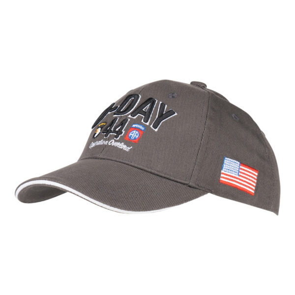 215080 Baseball cap D Day Normandy20 Maak kennis met de D-Day Normandy 1944 WWII baseball cap, een eerbetoon aan een historische gebeurtenis. Deze cap, onderdeel van de D-Day Normandy serie, combineert stijl en geschiedenis met een perfecte pasvorm die zorgt voor optimaal draagcomfort. Op de voorkant prijken de geallieerde ster, de 101st Airborne Division "screaming eagle", en de 82nd Airborne Division, allemaal in gedetailleerd 3D borduurwerk. Gemaakt van 100% katoen, biedt deze cap ademend vermogen en duurzaamheid. De verstelbare lederen strap aan de achterkant zorgt voor een perfecte pasvorm voor elke drager. De cap is ideaal voor dagelijks gebruik en voor iedereen die een stukje geschiedenis wil dragen.
